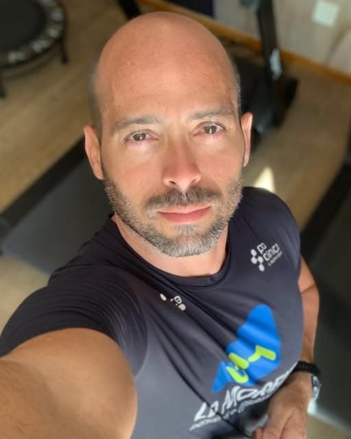 Selfie de Leo Moreira em um estúdio de treino